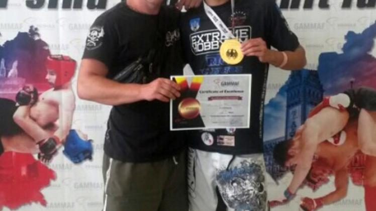 „Dynamo Fighting Club“-Trainer Gordon Janz (l.) und sein Schützling Ali Reza Mohammadi, der in Berlin den deutschen Meistertitel bei den Junioren bis 60 kg holte.  