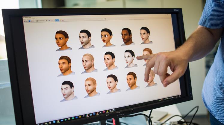Valentin Schwind von der Mensch-Computer-Interaktive an der Uni Stuttgart zeigt am Computer generierte Gesichter, die mit der Software „Facemaker“ erstellt worden sind.  