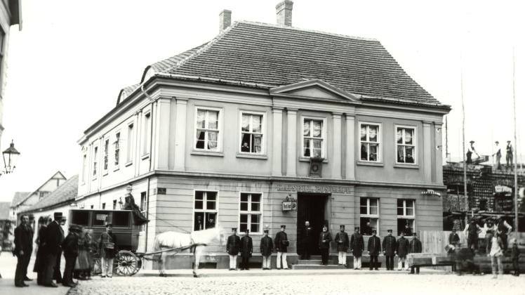 Der Vorgänger des Kaiserlichen Postgebäudes, rechts sieht man schon, wie das neue Gebäude entsteht.  