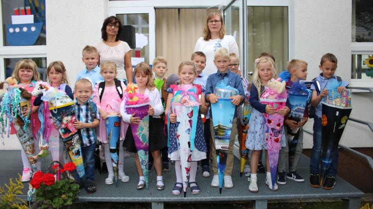 Die Erstklässler der Flex A und B der Elbtalgrundschule in Bad Wilsnack freuen sich auf die Schule und werden von den Lehrerinnen Constanze Prehn und Mareike Gleiniger (r.) betreut. 