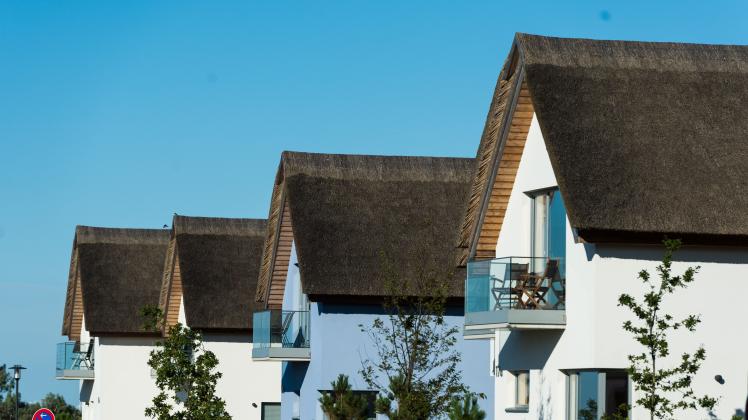 Ferienhäuser mit Reetdächern, aufgenommen in Heiligenhafen (Schleswig-Holstein).