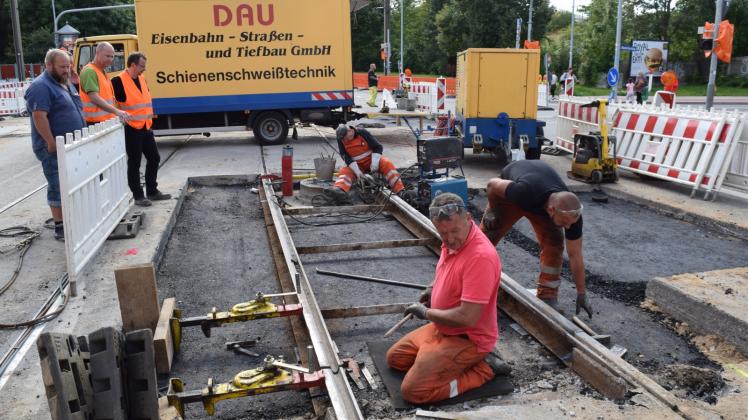 Letzte Arbeiten: Bauleute der Firmen Matthäi und Dau setzten gestern die Straßenbahngleise ein und schlossen die Straßendecke. 