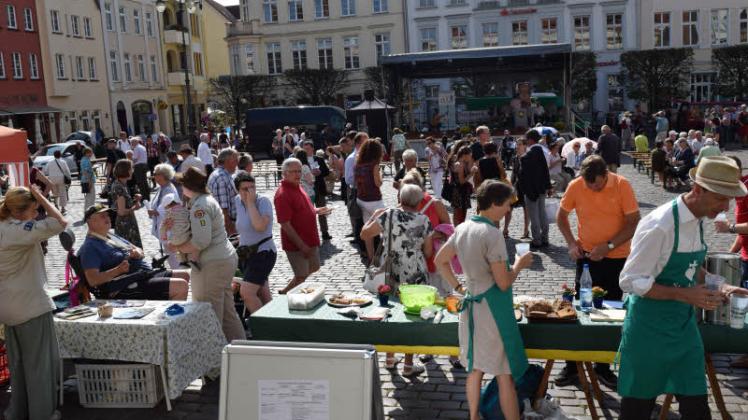 Mit einem Festival der Kulturen wurden die Interkulturellen Wochen auch im vergangenen Jahr auf dem Markt eröffnet.  