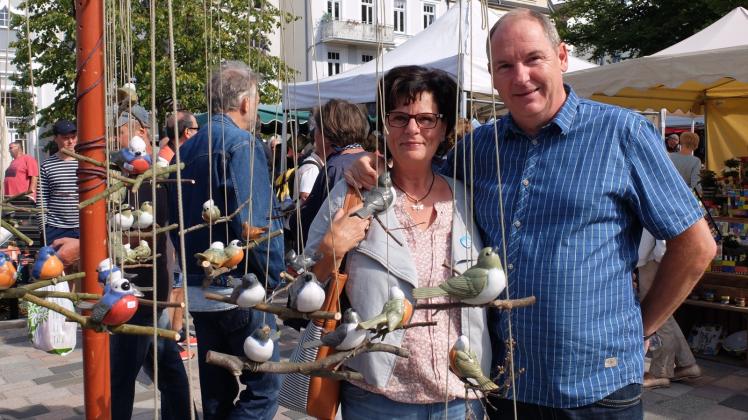 Da bummeln auch die Warnemünder gerne über den Kirchenplatz: Birgit Ankerstein und Torsten Wilms ließen sich auf dem Töpfermarkt inspirieren.