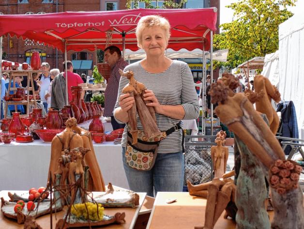 Statt Geschirr verkauft Kerstin Schnur ihre künstlerischen Keramikfiguren. Die zogen die Blicke vieler Marktbummler auf sich.  Fotos: mikl 