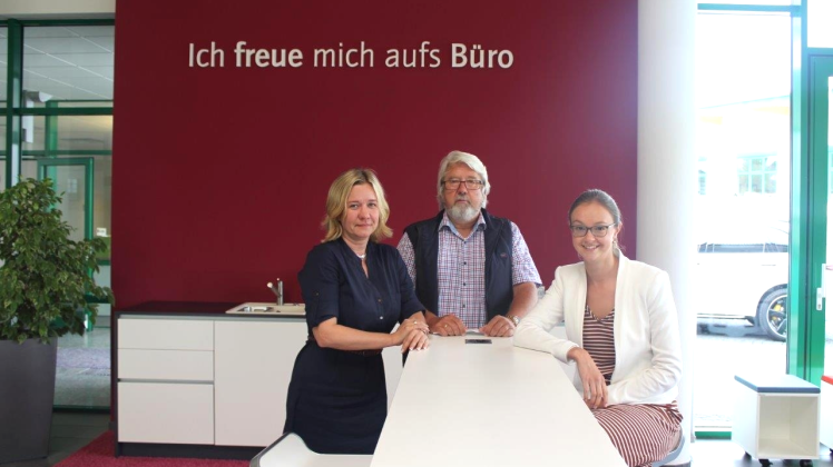 Sie freuen sich aufs Büro: Nicole Eggert, Uwe Blaumann und Julianne Utz (v.l.) von der Palmberg-Geschäftsführung. 