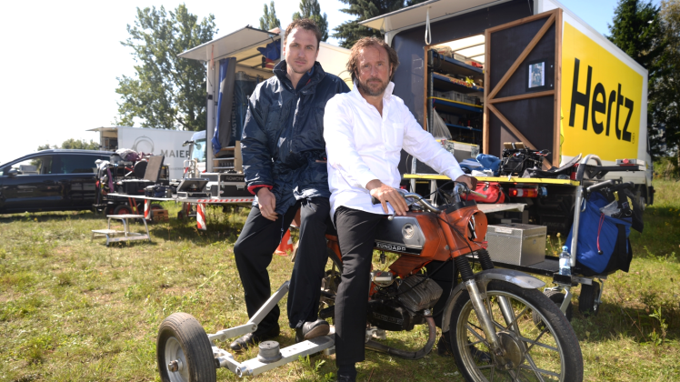 Die Schauspieler Lars Eidinger und Bjarne Mädel (r.) spielen in „25 km/h“ die Brüder Christian und Gregor. Gestern knatterten sie für Dreharbeiten zwischen Thandorf und Rieps umher.  