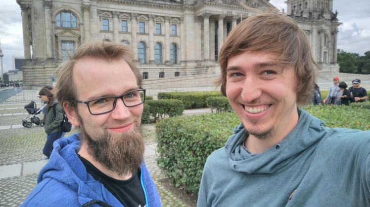Bioinformatiker Martin Scharm (l.) und Maschinenbauingenieur Tom Theile vorm Reichstag.
