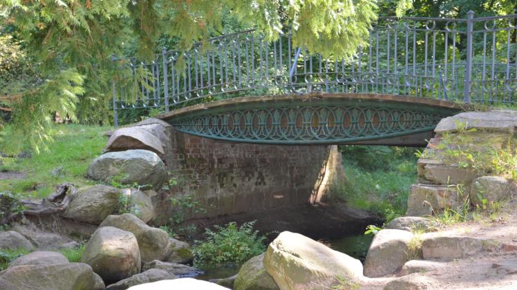 Die Brücke am Loreley-Felsen im Schlosspark Ludwigslust soll denkmalgerecht saniert werden.   