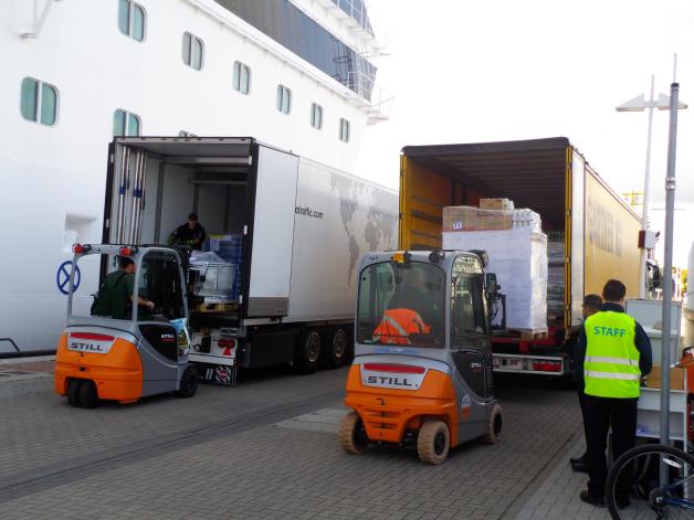 Zwei Trucks zugleich werden von der Karpack-Crew entladen. 
