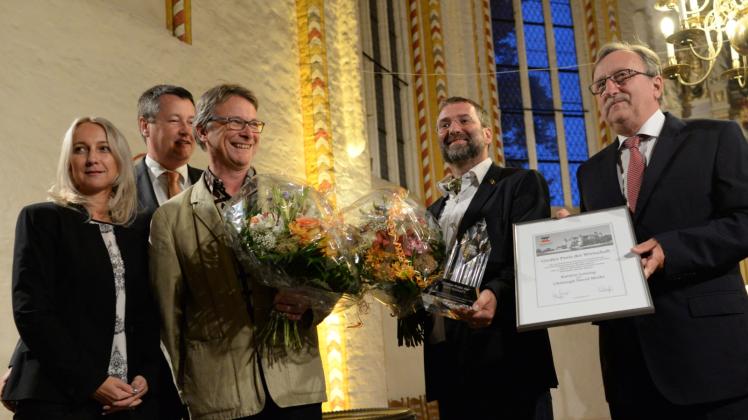 Der Unternehmerverband Norddeutschland ehrte  gestern Abend Christoph D. Minke (3.v.l.) und Karsten Lessing (2.v.r.) vom Schönberger Musiksommer.  