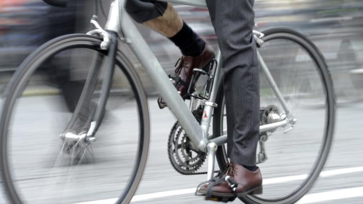 Nicht mit dem Auto, sondern mit dem Fahrrad ins Büro: Die Verwaltung hat der Politik ein umfangreiches Maßnahmenprogramm zur Radverkehrsförderung in der Kreisstadt.  