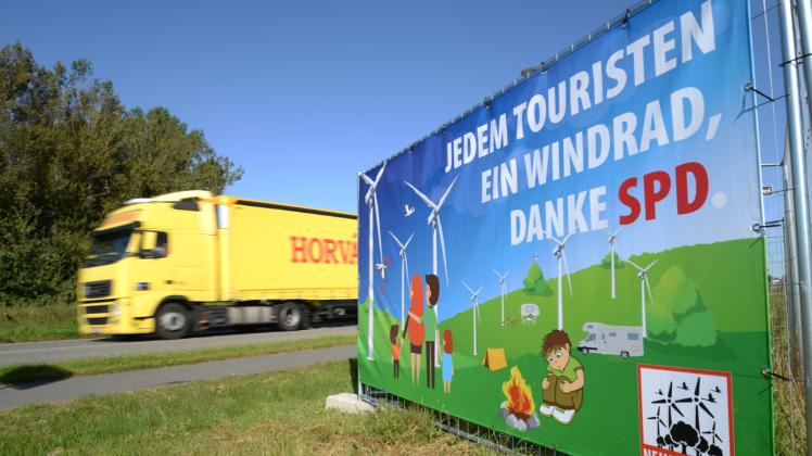 Dies Plakat steht am Ortseingang von Rehna neben der viel befahrenen B 104.  