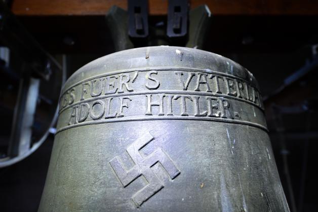 Im Glockenturm der Kirche St. Jakob in Herxheim am Berg (Rheinland-Pfalz) hängt die umstrittene Bronzeglocke mit Hakenkreuz und dem Spruch „Alles fuer&apos;s Vaterland - Adolf Hitler“.