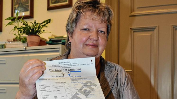 Wahlleiterin Sabine Henke mit einem Musterstimmzettel: „Kein Flatterband, sondern sehr übersichtlich.“