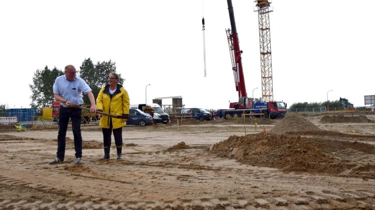 Andreas Brick und Karin Bonnichsen griffen gestern zum Spaten. Auf 1000 Quadratmetern Verkaufsfläche entstehen Markt und Bäckerei.