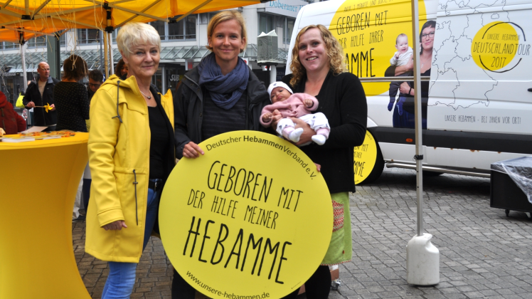 Die Rostocker Hebamme Kathrin Herold (Mitte) hat Sabrina Klingen vor und nach der Geburt von Tochter Ava betreut. Landeshebammenverbandsvorsitzende Sigrid Ehle (l.) will die Situation der Geburtshelferinnen verbessern.  