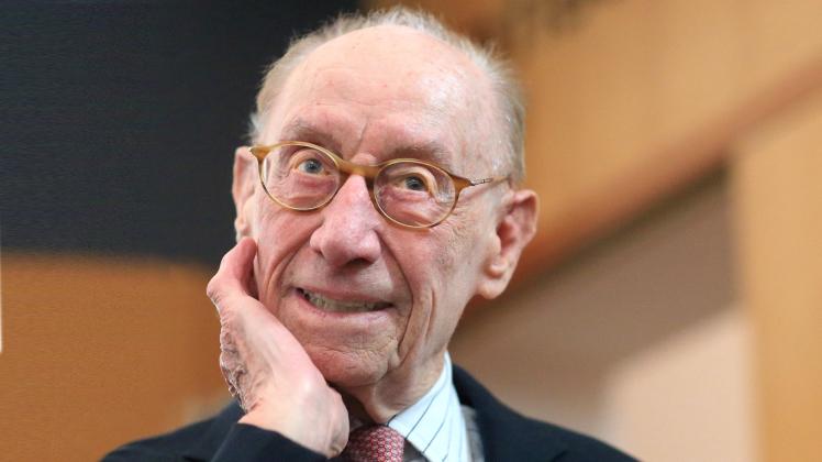 Edzard Reuter, der frühere Vorstandsvorsitzende der Daimler AG, hat Angst davor, dass es knallt. 