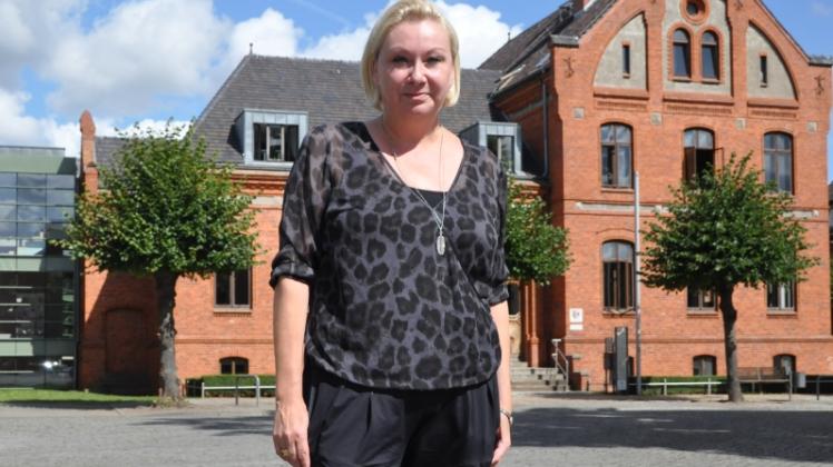 In Lübz fühlt sich die Berufspolitikerin noch immer heimisch. Eine ihrer Lieblingskulissen ist das Lübzer Rathaus. „Dort habe ich geheiratet“, erzählt Karin Strenz.  
