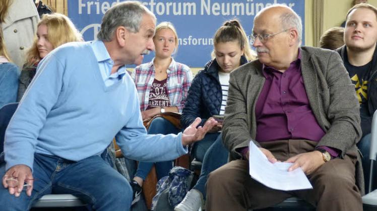 Otmar Steinbicker (links), Journalist und Friedensaktivist aus Aachen und Professor Dr. Joachim Krause, Direktor des Instituts für Sicherheitspolitik der Uni Kiel, haben unterschiedliche Ansichten.  