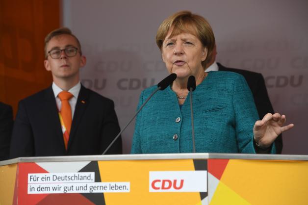 Bundeskanzlerin Angela Merkel mit CDU-Bundestagskandidat Philipp Amthor (links) bei einer Veranstaltung in Greifswald. 
