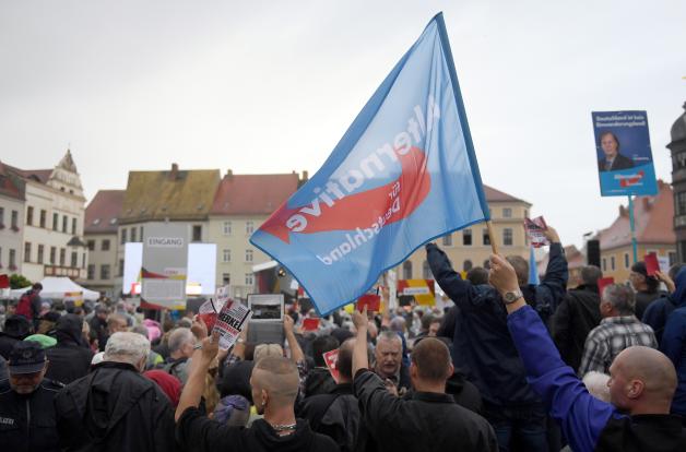 Anhänger der AfD protestieren lautstark während Merkels Wahlkampfveranstaltung in Torgau.
