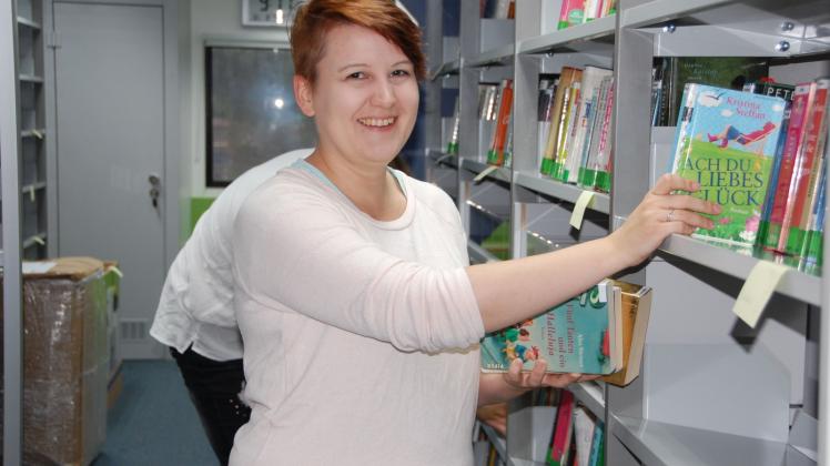Beim Einräumen der Regale: Bibliothekarin Claudia Müller freut sich auf ihre Arbeit in dem neuen Büchereifahrzeug. 