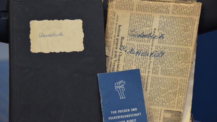 Dokumente aus der DDR-Zeit wecken alte Erinnerungen | SHZ