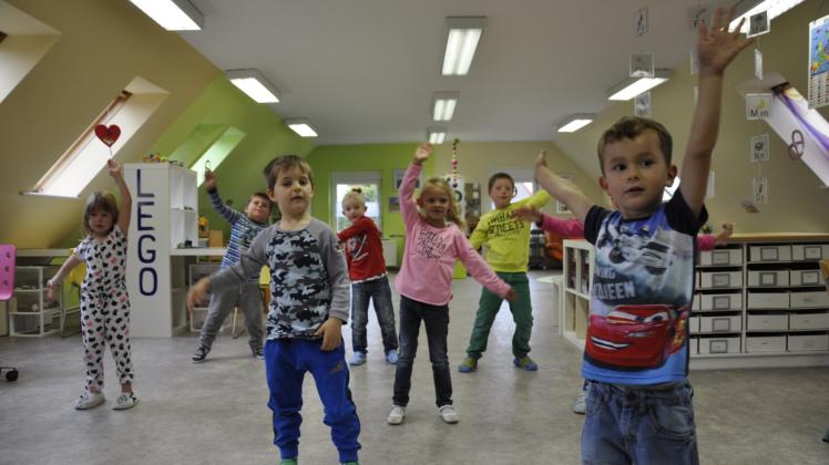 Die Kindergartenkinder der Kita „Bambi“ üben Tänze für das Familienfest. 