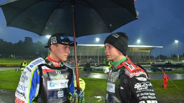 Der Güstrow-Sieger Bartosz Smektala (l.) und sein Landsmann Kacper Woryna vor dem Rennen mit Schirm bei der Bahnbesichtigung.