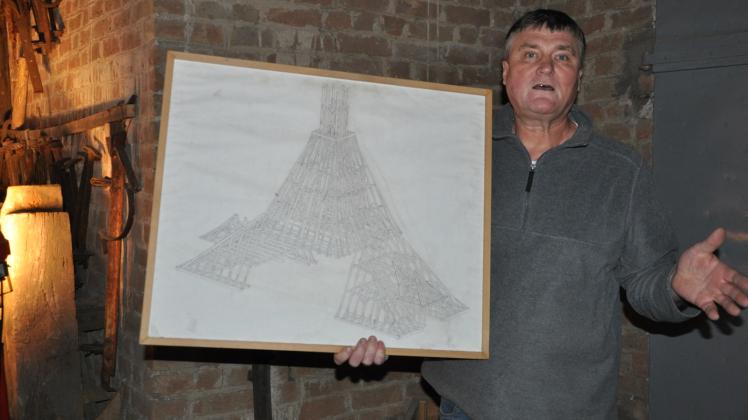 Kennt das Innere der Kirche genau: Vladiniev Korobenikov zeigt eine Skizze des Dachstuhls der St. Marienkirche und erklärt den Aufbau.