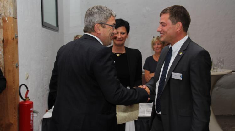 Landesinnenminister Lorenz Caffier (CDU, r.) wurde von Landrat Sebastian Constien (SPD, l.) und Kreistagspräsidentin Ilka Lochner (CDU) beim Jahresempfang des Kreises begrüßt.  