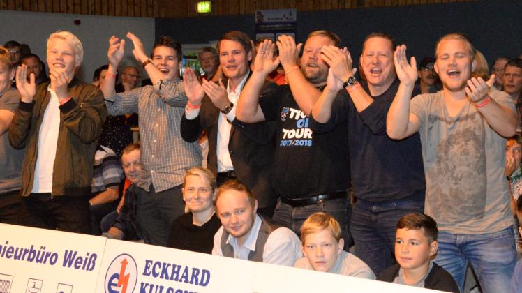 Begeisterung pur: Die dänischen Fans hielt es nicht lange auf ihren Sitzen. Begeisterung pur: Die dänischen Fans hielt es nicht lange auf ihren Sitzen.