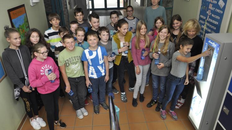 Olga Morozowa (r.) und ihre Mitschüler der Klasse 6b freuen sich über den Wasserspender. 
