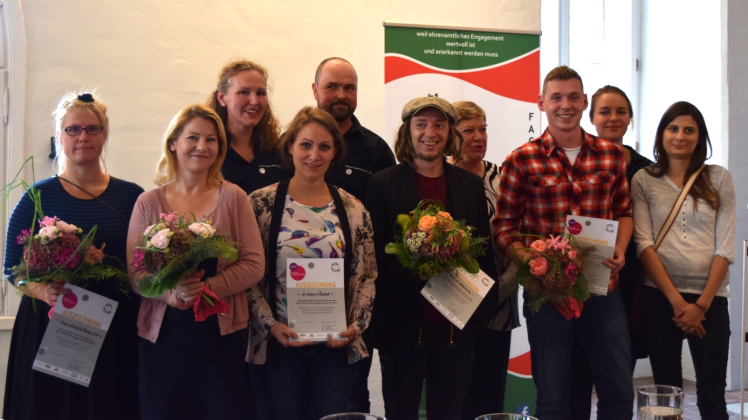 Die Prämierten: Klinik-Clown Marieke Bohne, Dr. Jenny Hahs (Stadtmission), Caroline van Rhijn (Traum-Camp), Rebeka Schmitt (Stadtmission), Gunnar Hinrichs (Traum-Camp), Sebastian Benning (Musik als Weltsprache), Helga Ketelhohn (Schulfrühstück) und Maximilian Stahr (Newcomer-Cafe). Die Prämierten: Klinik-Clown Marieke Bohne, Dr. Jenny Hahs (Stadtmission), Caroline van Rhijn (Traum-Camp), Rebeka Schmitt (Stadtmission), Gunnar Hinrichs (Traum-Camp), Sebastian Benning (Musik als Weltsprache), Helga Ketelhohn (Schulfrühstück) und Maximilian Stahr (Newcomer-Cafe).