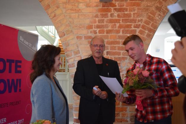 Für das Newcomer-Cafe enagiert sich Maximilian Stahr von Rostock hilft. Dafür zollten ihm Bürgerschaftspräsident Wolfgang Nitzsche und Constanze Dopp von der AOK Respekt.