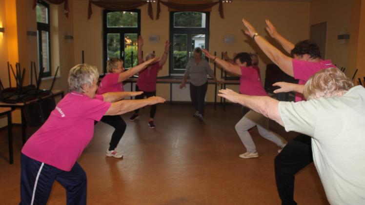 Bewegungsübungen mit Armen und Beinen gehören zum Standardprogramm. Fotos: Traudel Leske 