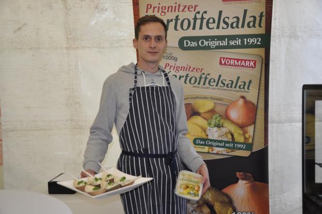 Eines der regionalen Produkte: Der Prignitzer Kartoffelsalat. Hannes-Florian Thal präsentiert diesen.
