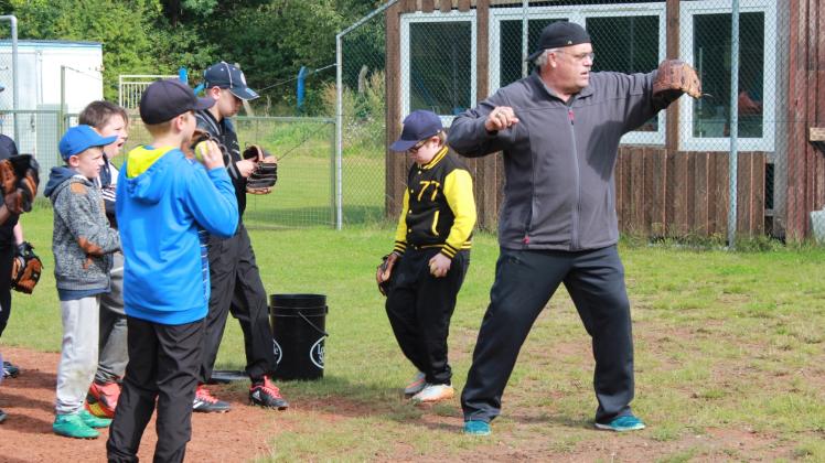 Sportplatz in Eigenverantwortung: Trainer Frank Fulton weist auf der Krösnitz, der Heimstätte der Schwerin Diamonds Kinder in den Baseball-Sport ein. 
