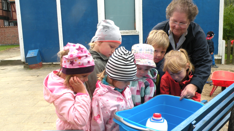 Statt vier Kanistern Milch finden die Kinder und die Leiterin der Kindertagesstätte „Spielhaus“ nur einen vor.  