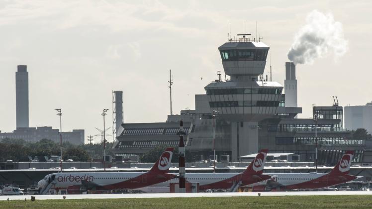 Maschinen der insolventen Fluggesellschaft «Air Berlin» stehen auf dem Flughafen Tegel auf einer Parkposition.  