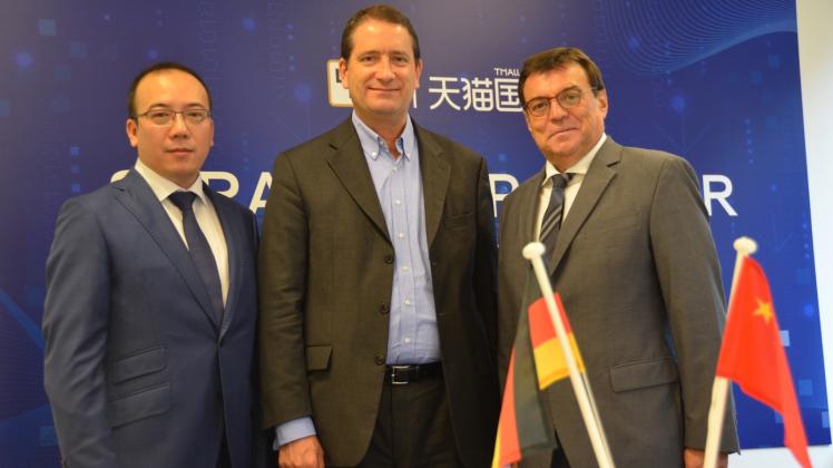 Deutsch-chinesische Kooperation unterzeichnet: Tim Wang, Geschäftsführer Harmony &amp; Honour, Alibaba-Europachef Terry von Bibra und Queisser Geschäftsführer Jan K. Kuskowski. 