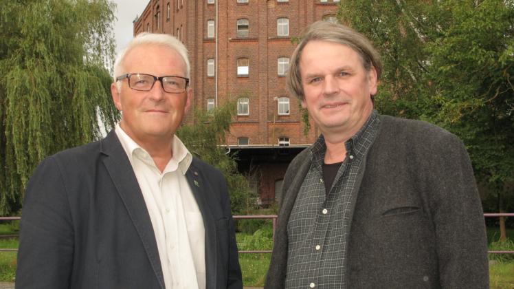 Burkhard Thees und Heiko Böhringer (v.l.) vor der Kultur-Mühle: Es ist unser Theater im Landkreis. 