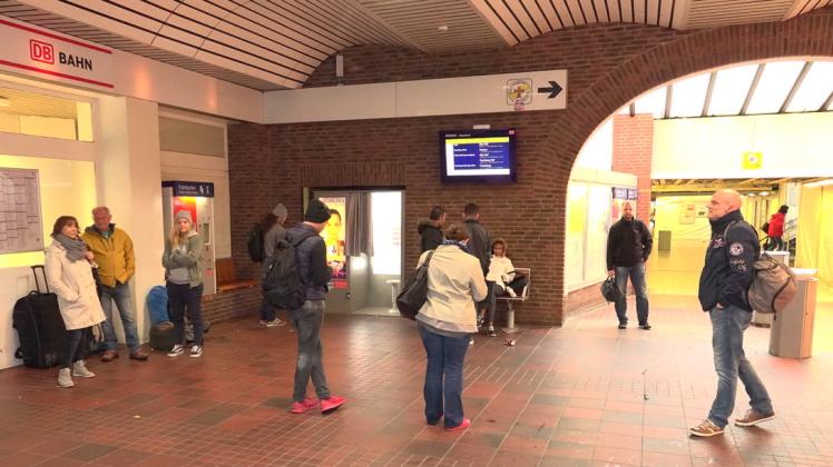 Am Mittwoch um 13.30 Uhr wurde die Bahnverbindung zwischen Hamburg und Flensburg gesperrt. Die Reisenden wurden lange darüber im Unklaren gelassen, wann die Züge wieder fahren. Zum Beispiel hieß es bis 22.45 Uhr auf der Internetseite der Bahn, dass der Zug Richtung Flensburg planmäßig um 23.10 Uhr abfahren soll – was nicht geschah. 