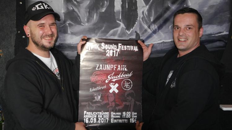 Christian Mehtling und Christoph Scheel (v.l.) von der Krakower Band „Stümper“ organisieren das Rock-Sound-Festival. 