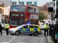 Polizisten sperren eine Straße in der Nähe der U-Bahn Station in London, wo es eine Explosion gegeben hat.