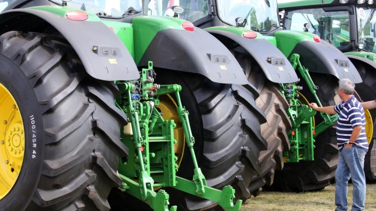 Treckerparade: Auf der MeLa wird die neueste Technik gezeigt. Insgesamt präsentieren sich auf der Agrarschau bis Sonntag 1000 Aussteller. Treckerparade: Auf der MeLa wird die neueste Technik gezeigt. Insgesamt präsentieren sich auf der Agrarschau bis Sonntag 1000 Aussteller.