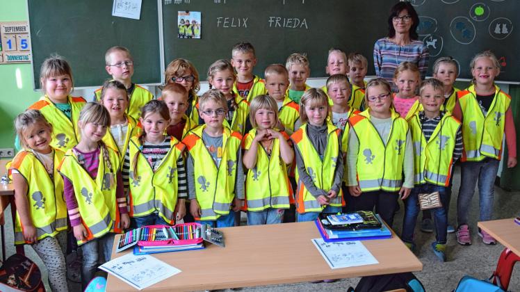 Gehen jetzt auf Nummer sicher: die Erstklässler der Goldberger Grundschule probierten gestern im Unterricht ihre Warnwesten an.