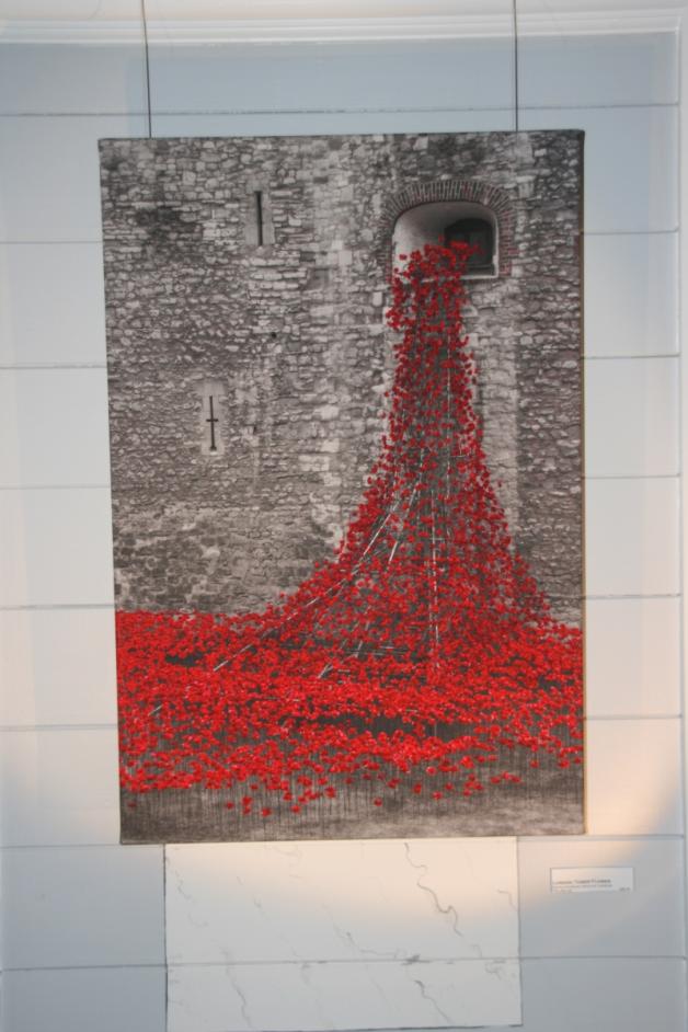 Der „Tower Flower“ besteht aus handgefertigten Keramikblüten, die an die Gefallenen des Zweiten Weltkriegs erinnern sollen.