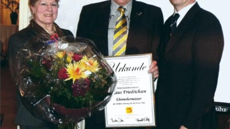 Der stellvertretende  Obermeister Bastian Sohn gratuliert Gerlinde und Ehrenobermeister Klaus Friedrichsen.  Foto: Karl Schuch